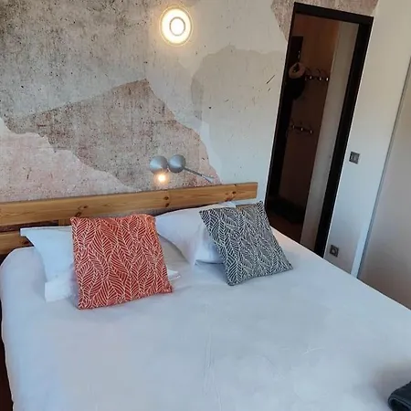 Grizzly - 2 Bedrooms - In/out- *