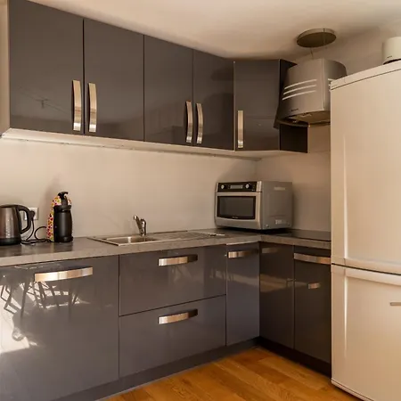 Grizzly - 2 Bedrooms - In/out-